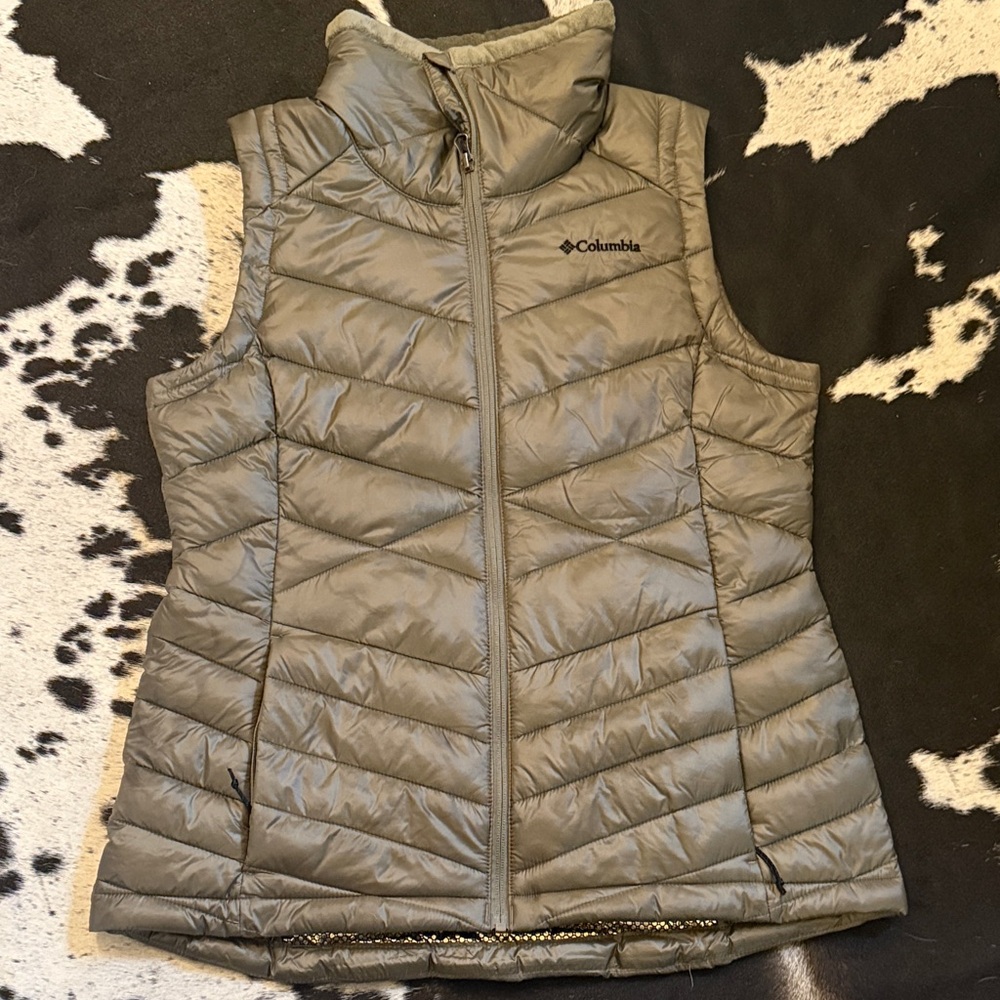 Green Columbia Women’s Omni heat vest Size large